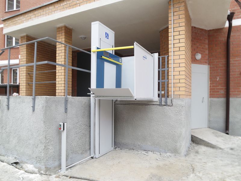 ENTRANCE OF A RESIDENTIAL BUILDING, APRELEVKA VILLAGE