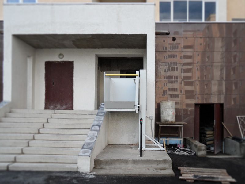 ENTRANCE OF A RESIDENTIAL BUILDING, KLIN